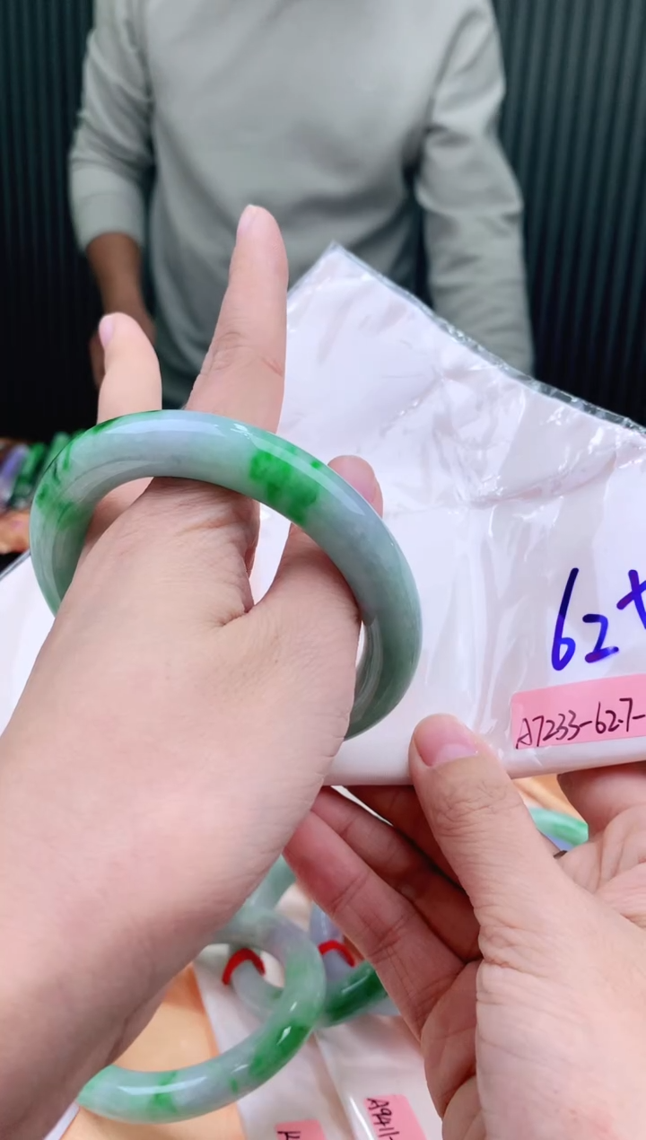 未镶嵌手镯翡翠?**熊62