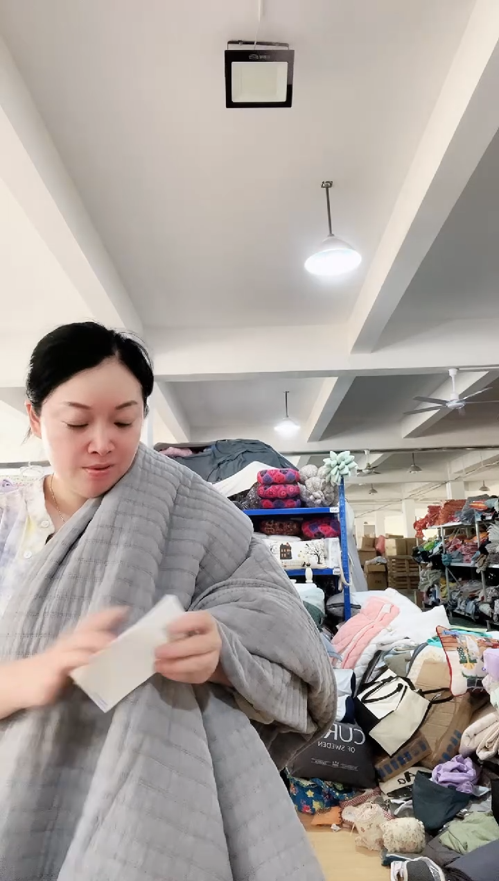 棉棉D10 229*229灰色绗缝床盖