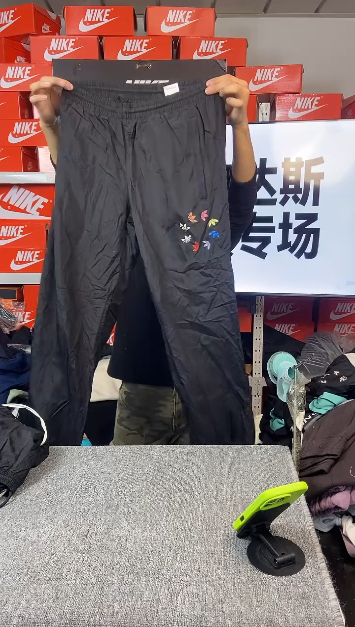 278编码 阿迪达斯 全新无暇 尺码175 直播间过款为准