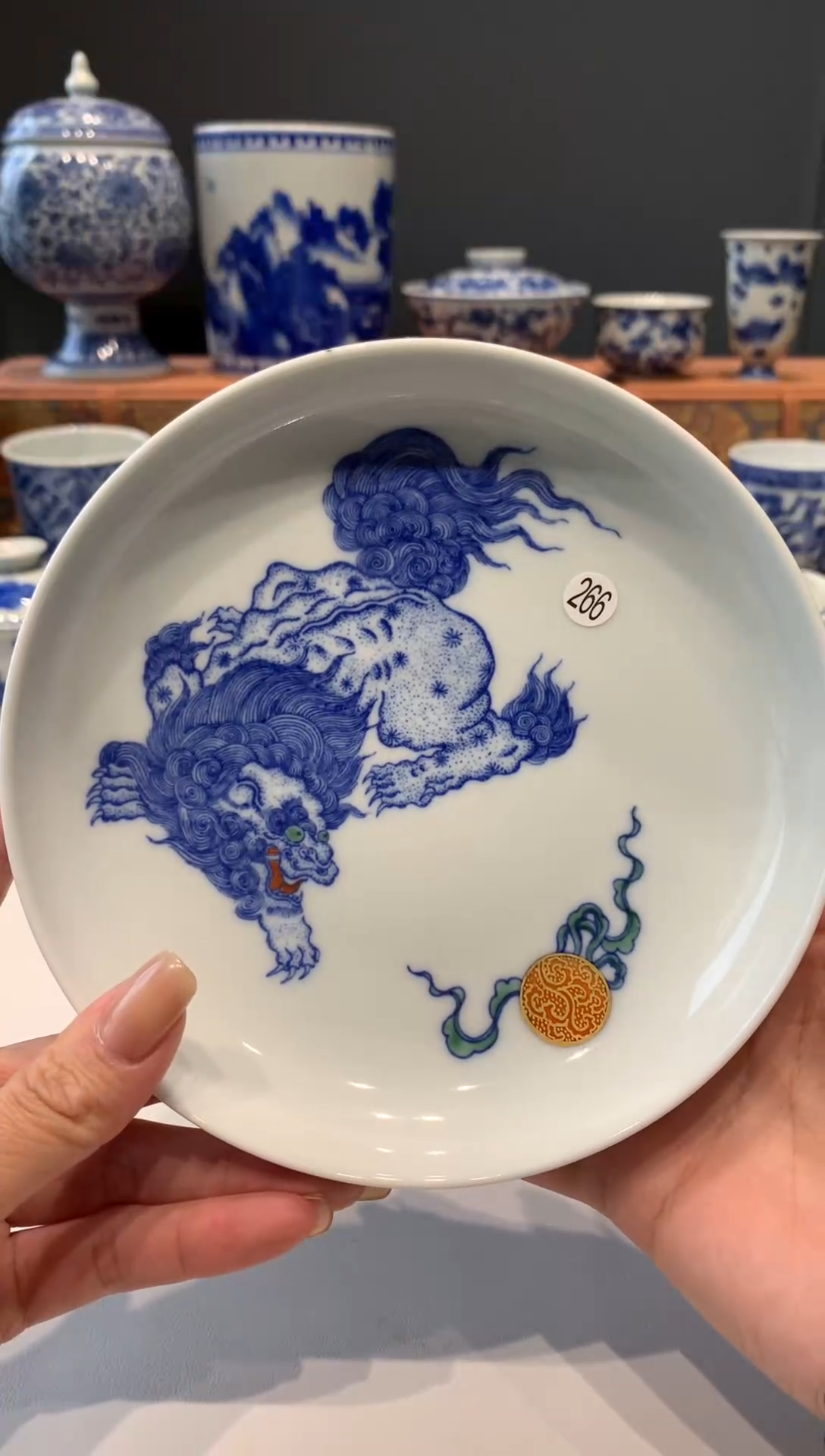 【闪购商品】266斗彩狮子绣球壶承微瑕
