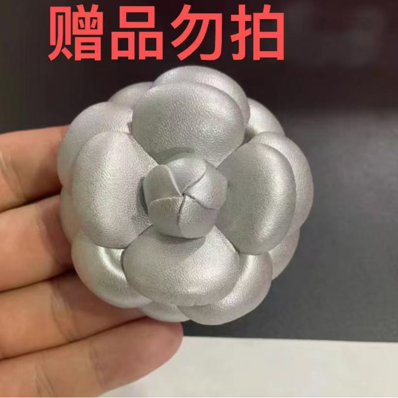 非金属皮质胸针 剀剀莉 赠品勿拍 银色气质百搭款高端胸针