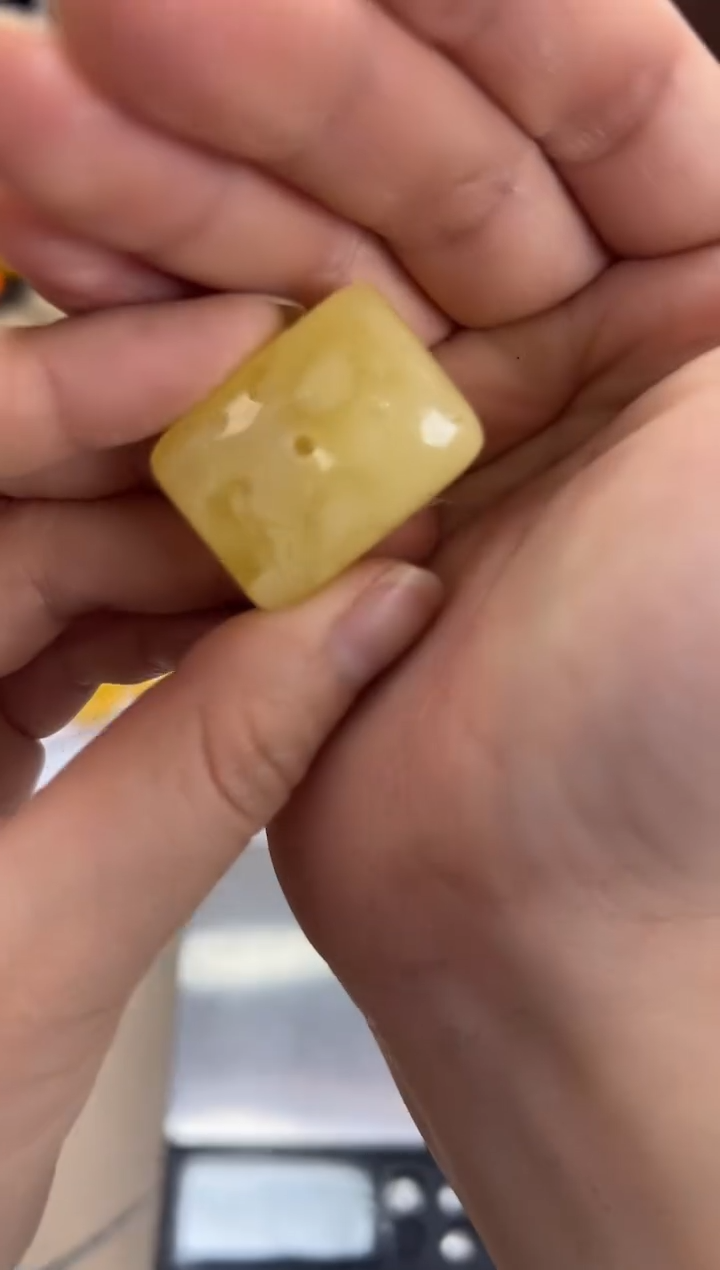 【闪购商品】琥珀裸石未镶嵌蜜蜡吊坠