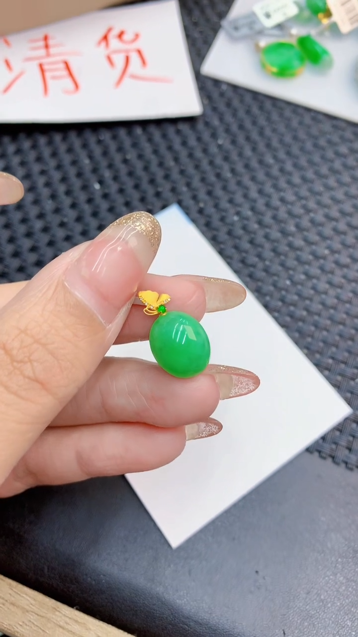 翡翠18K金镶嵌颈饰             8