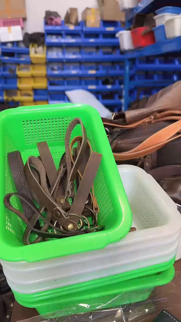 颜色随机一个真牛皮钥匙扣一条（颜色不挑选）