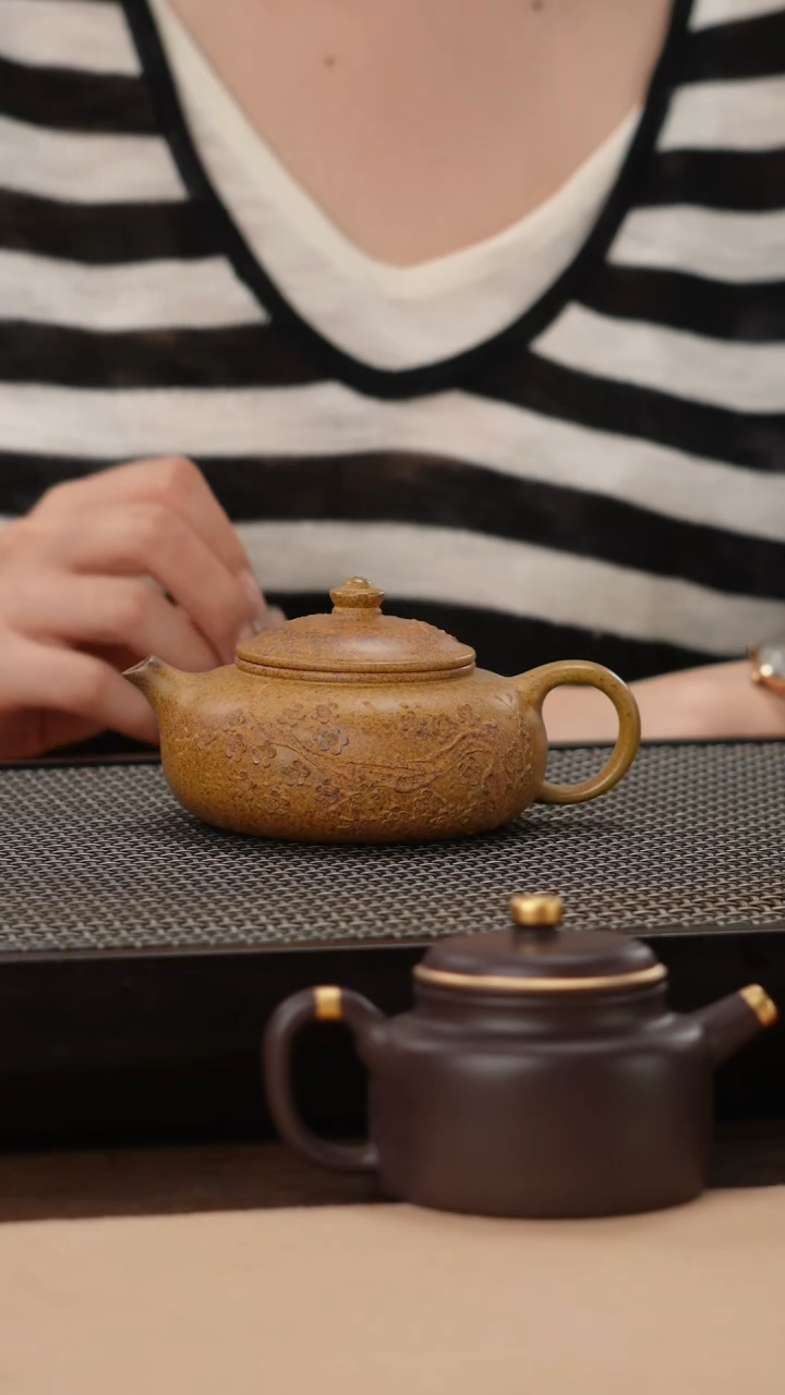 茶壶紫砂龙骨金砂本色堆绘寒江160cc