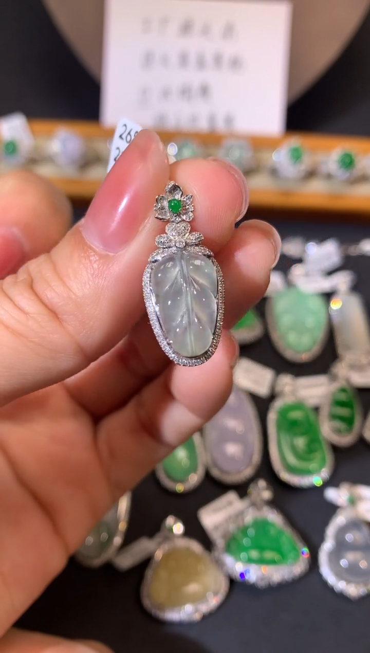 【闪购商品】翡翠吊坠(不含链)18K金镶嵌吊坠