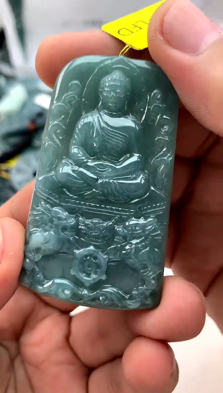 翡翠未镶嵌颈饰大日如来