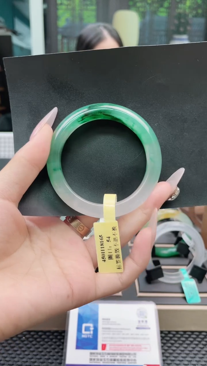 未镶嵌手镯石英质玉（非洲翠）手镯