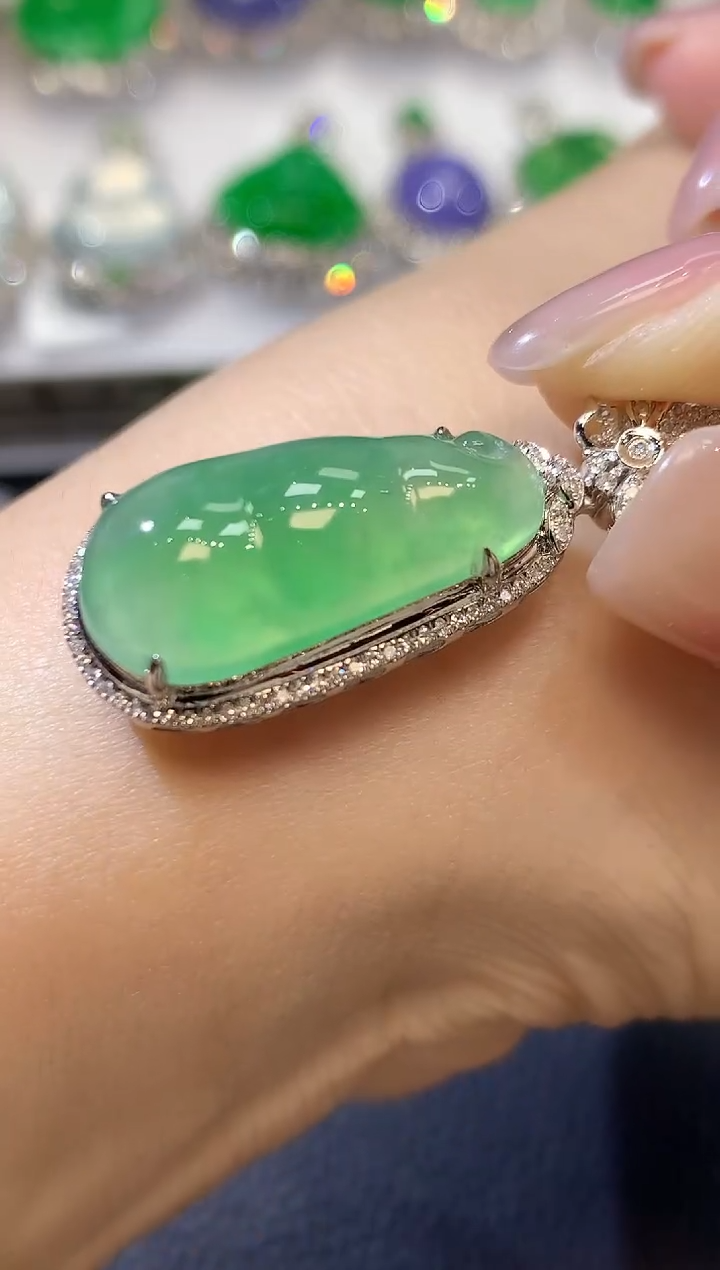 【闪购商品】翡翠吊坠(不含链)18K金镶嵌A31