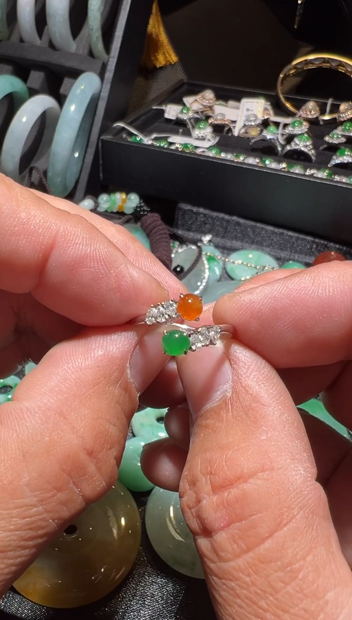 颈饰9K金镶嵌翡翠翡翠戒指。