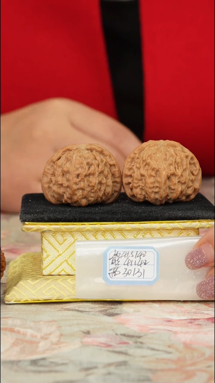 【闪购商品】文玩核桃把件白狮子