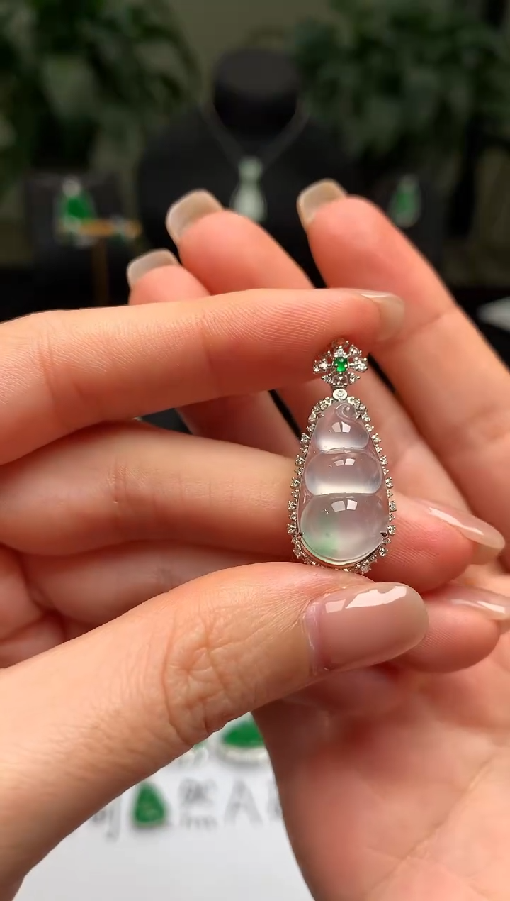 颈饰18K金镶嵌翡翠福豆