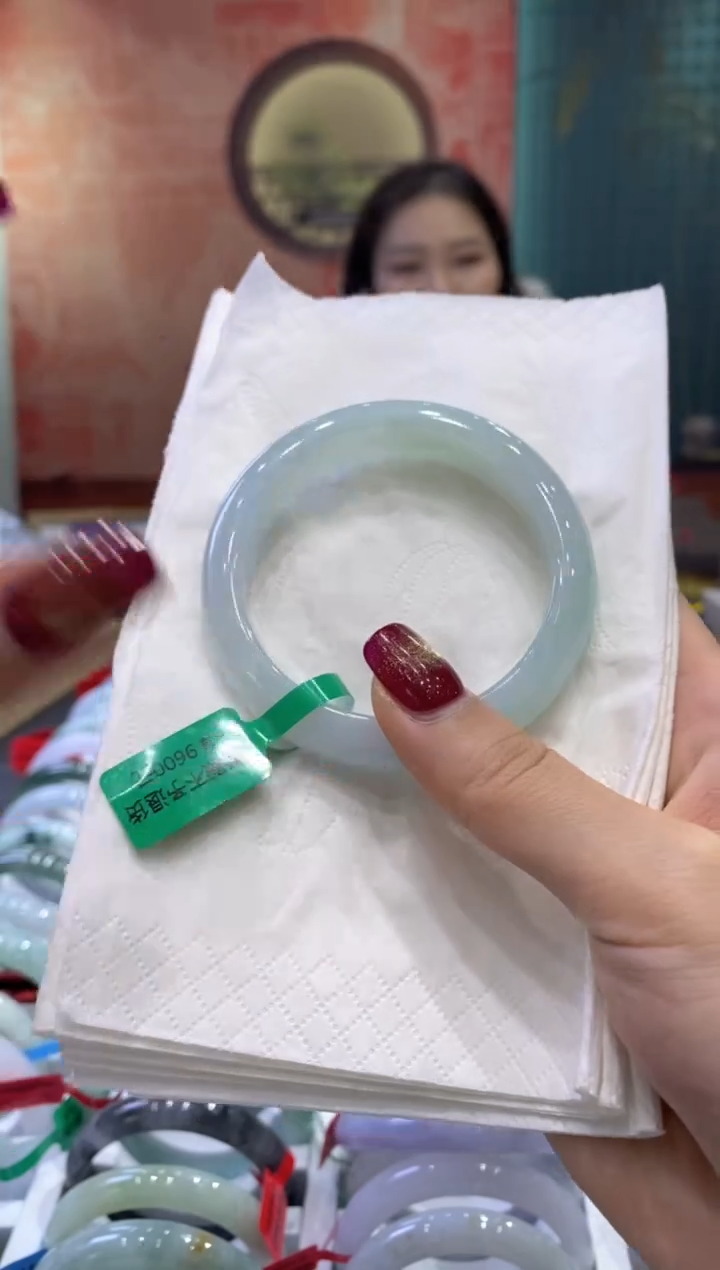 【闪购商品】翡翠手镯未镶嵌多人01935