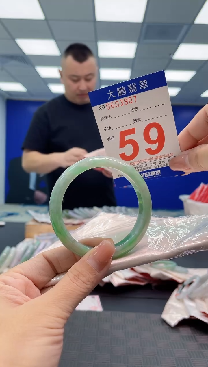 翡翠手镯未镶嵌AAAAAAAA