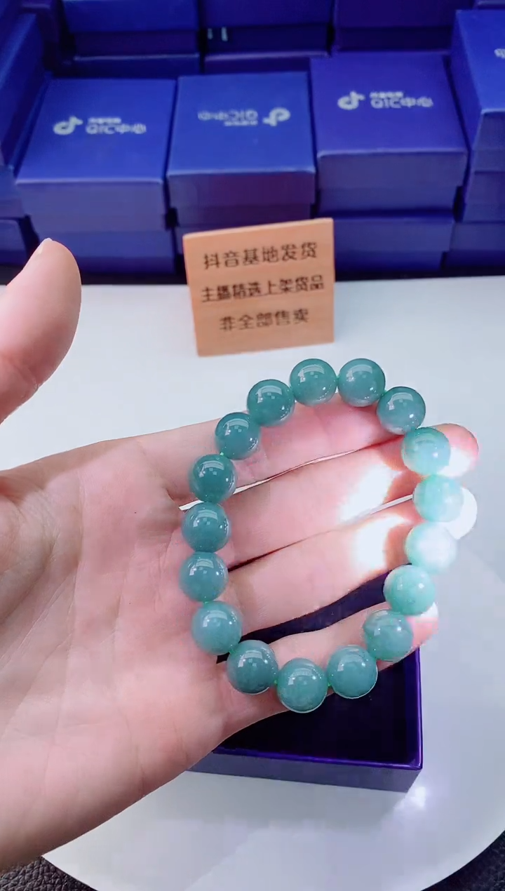 翡翠未镶嵌颈饰         