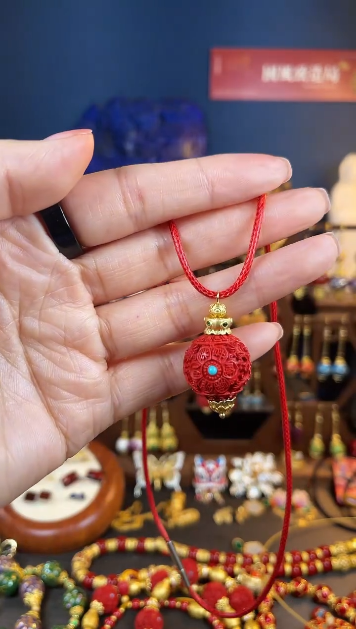 【闪购商品】红红满雕工设计师款吊坠