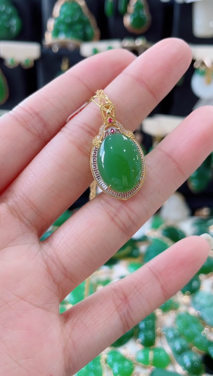 和田玉（碧玉）18K金镶嵌颈饰蛋面