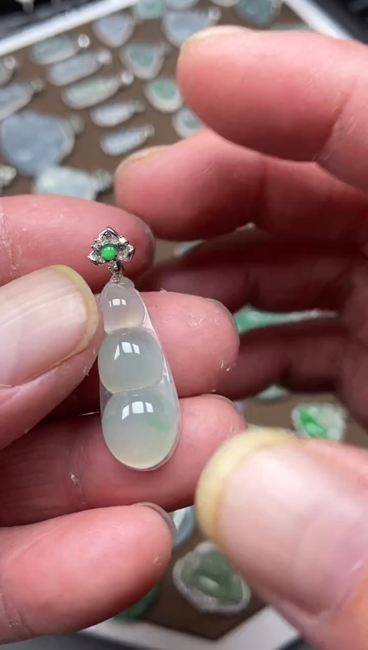 【闪购商品】翡翠颈饰18K金镶嵌福豆