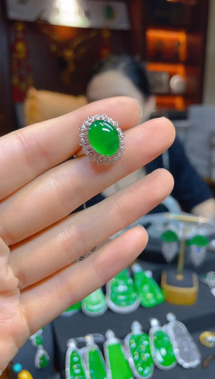【闪购商品】翡翠戒指18K金镶嵌114746天然A货翡翠蛋面戒指