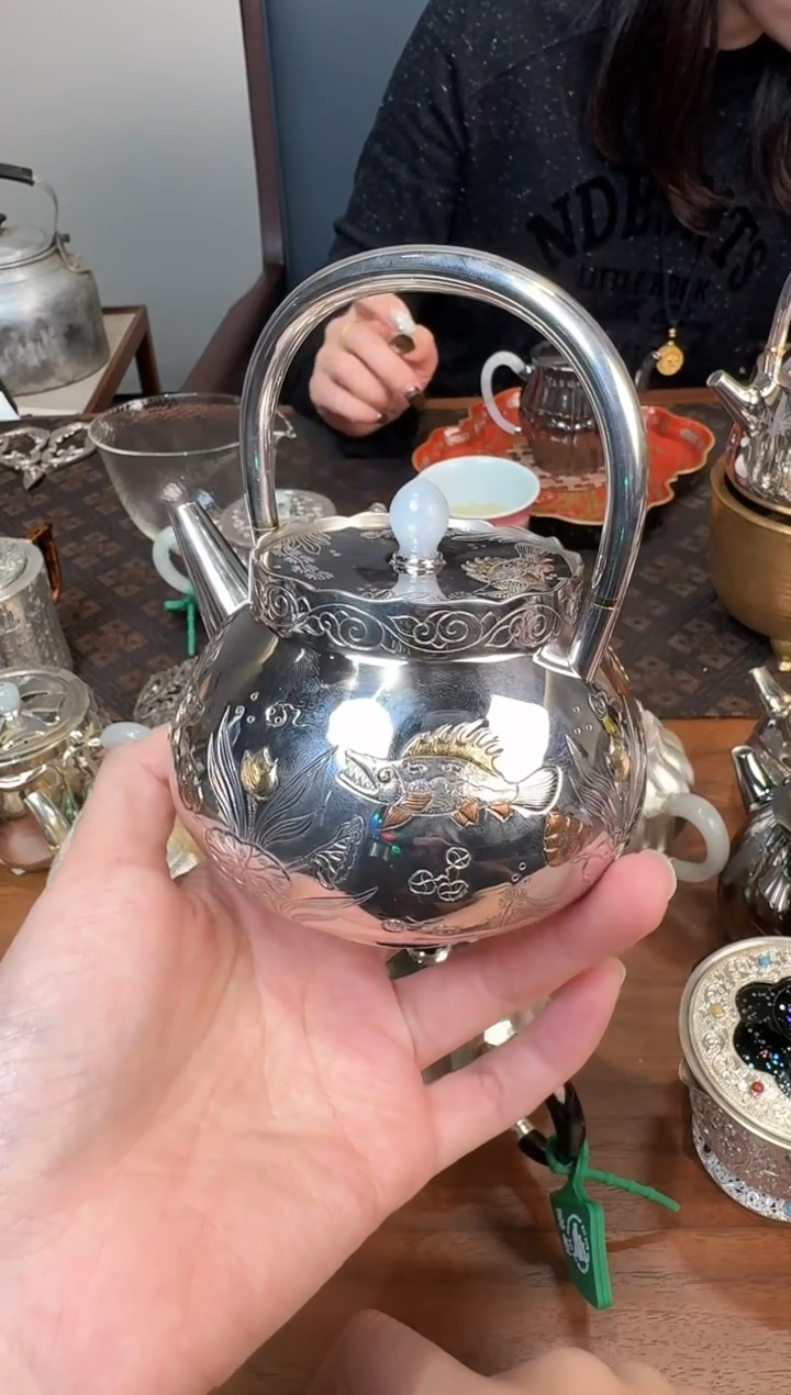 呆坐专场银壶DZ0097 呆坐-寸发标手作錾刻嵌金鱼藻纹提梁壶 300ml