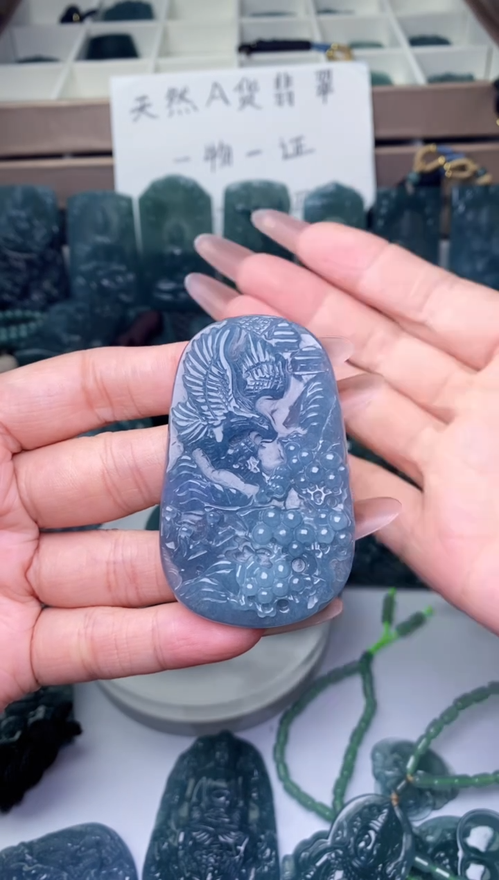 翡翠未镶嵌颈饰        