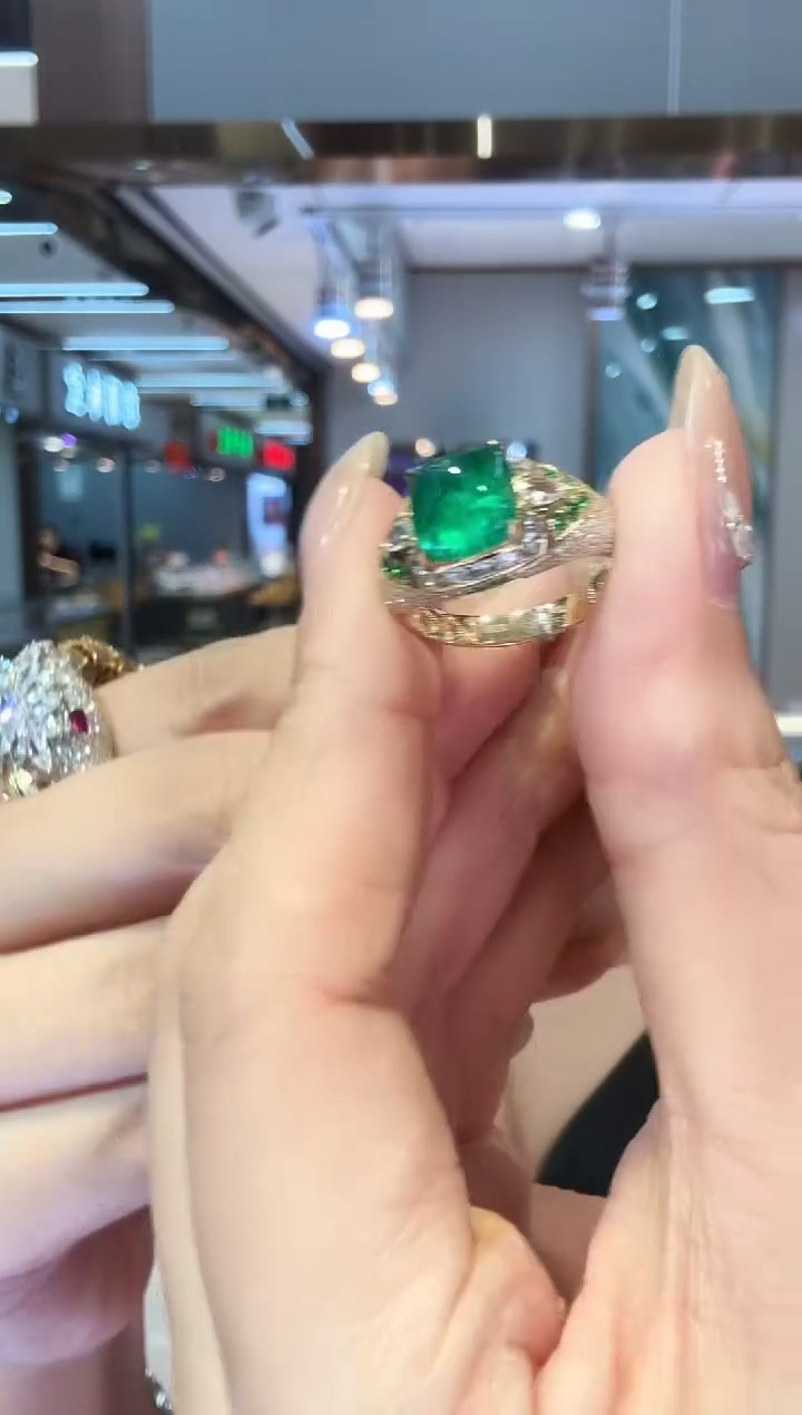 18K金镶嵌戒指祖母绿2.42ct