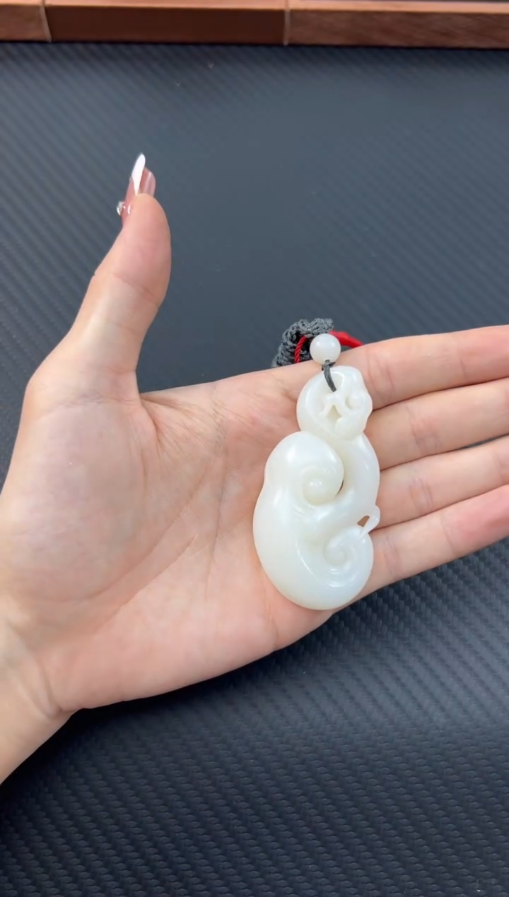 【闪购商品】和田玉吊坠(赠链)未镶嵌且末微色差米达吊坠