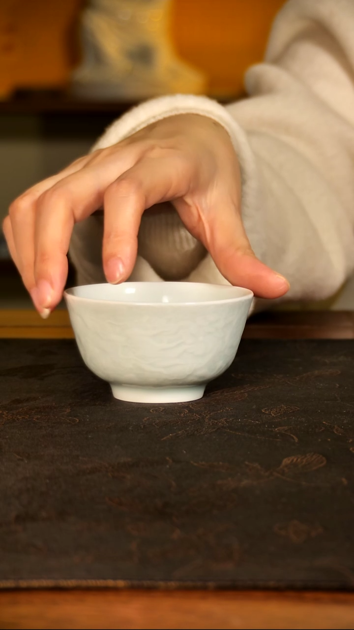 影青雕刻龙杯111