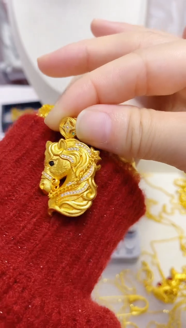 合金无010马头吊坠