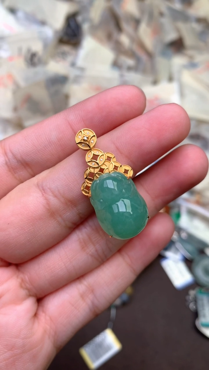 18K金镶嵌挂件翡翠   —
