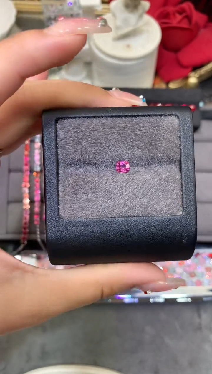 未镶嵌裸石定制尖晶石枕型 色调 0.58ct