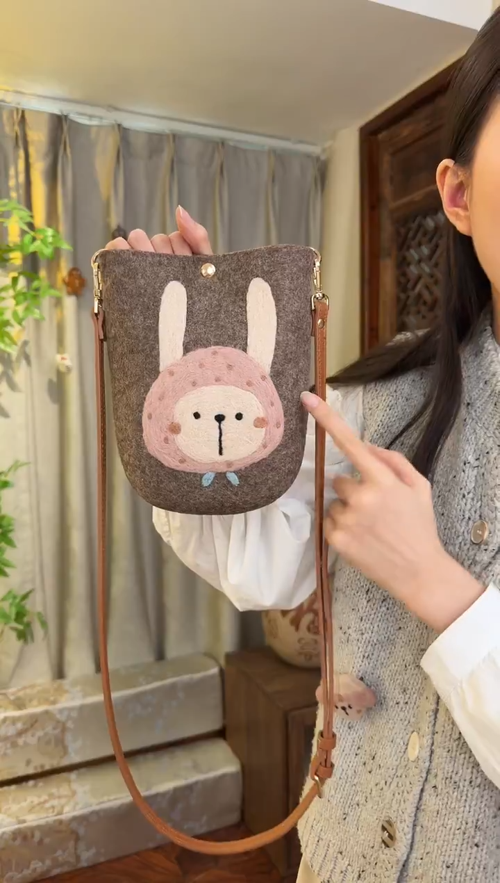 羊毛非遗羊毛毡包 手机包兔子