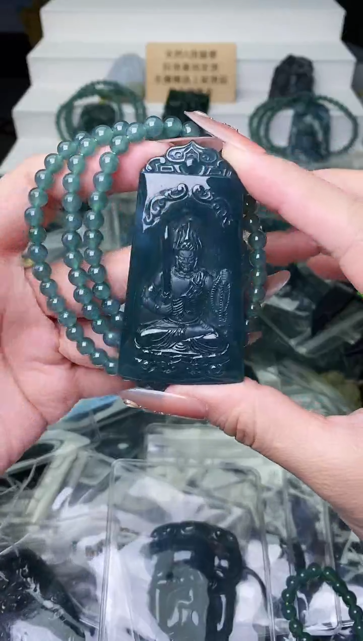 颈饰未镶嵌翡翠 