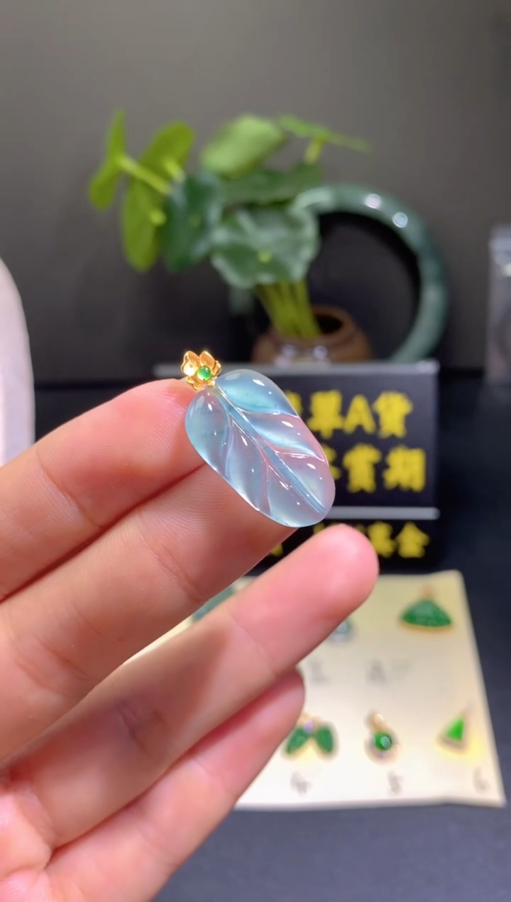 翡翠18K金镶嵌颈饰吊坠