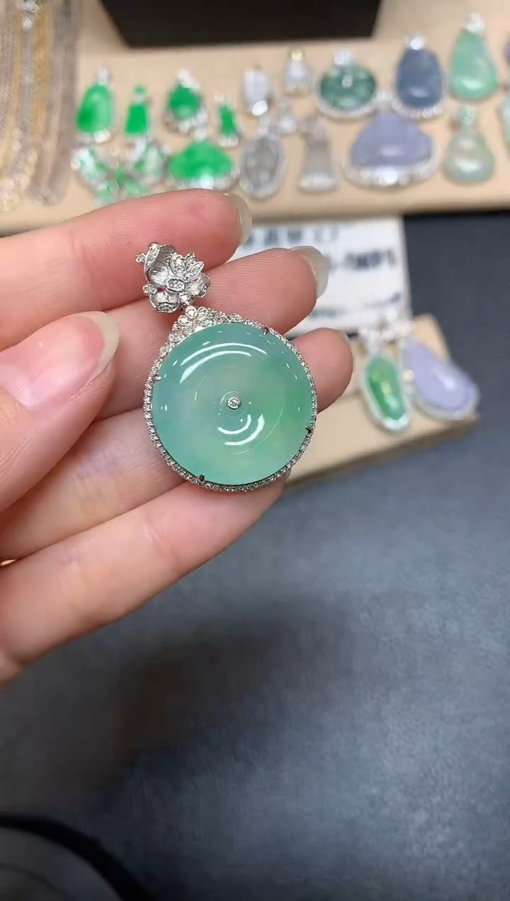 【闪购商品】翡翠颈饰18K金镶嵌平安扣【无服务费