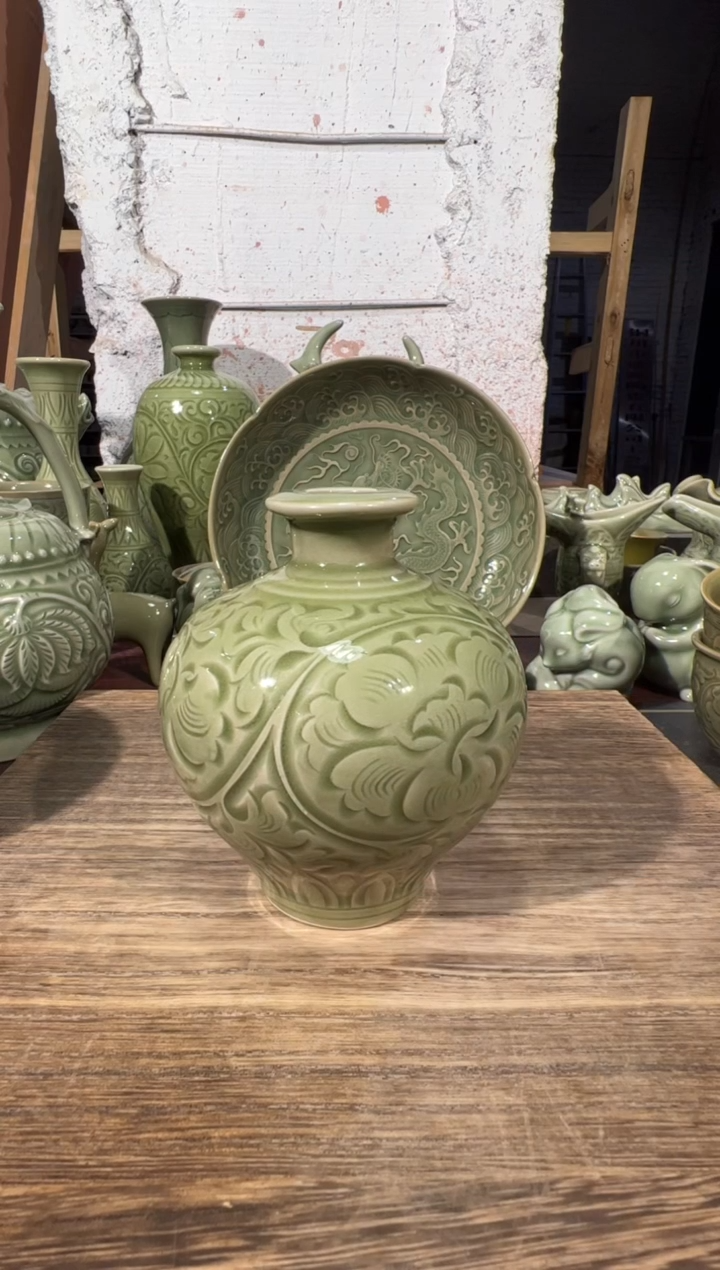 耀州窑手工牡丹苹果尊