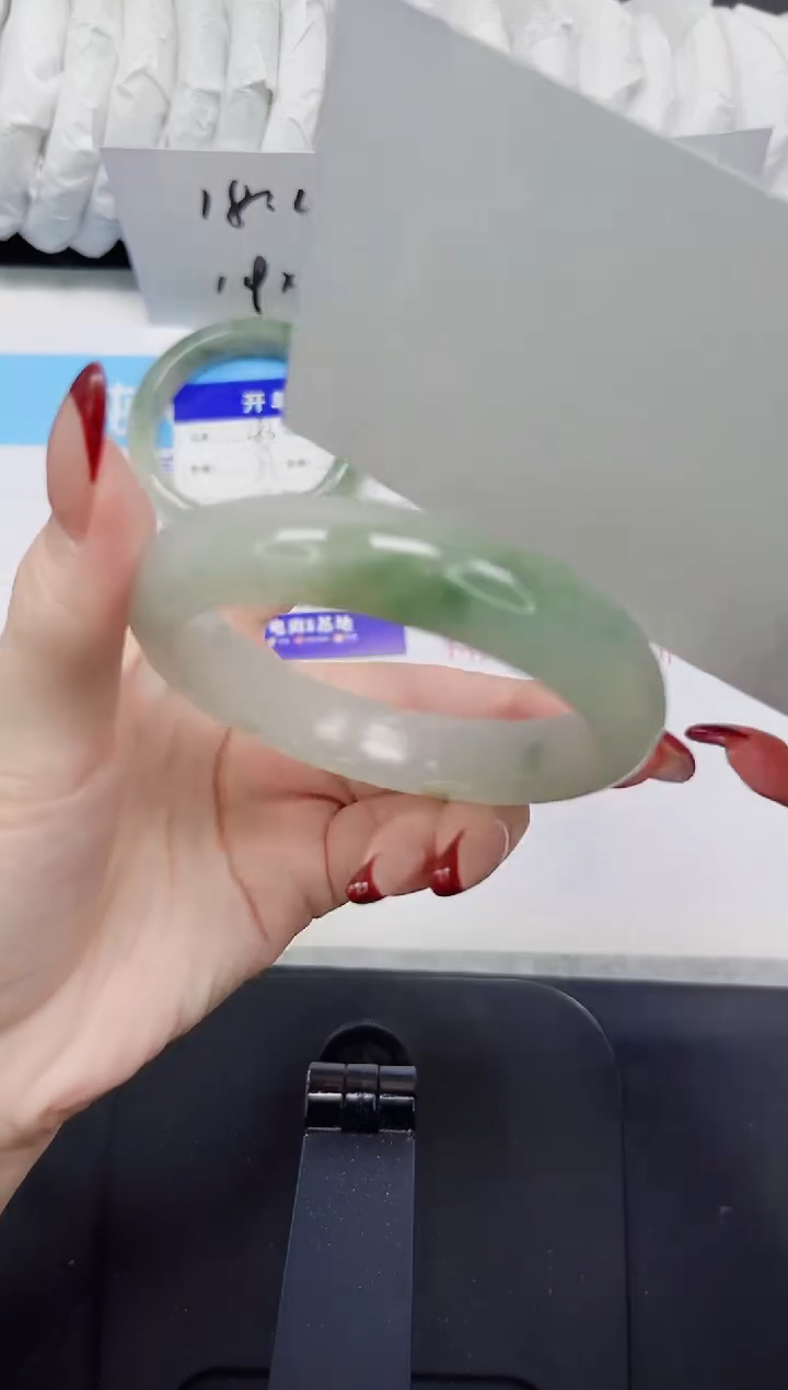 【闪购商品】石英质玉手镯未镶嵌384