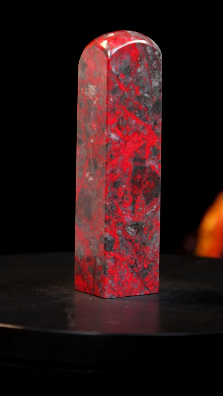 鸡血石黑牛角鸡血石