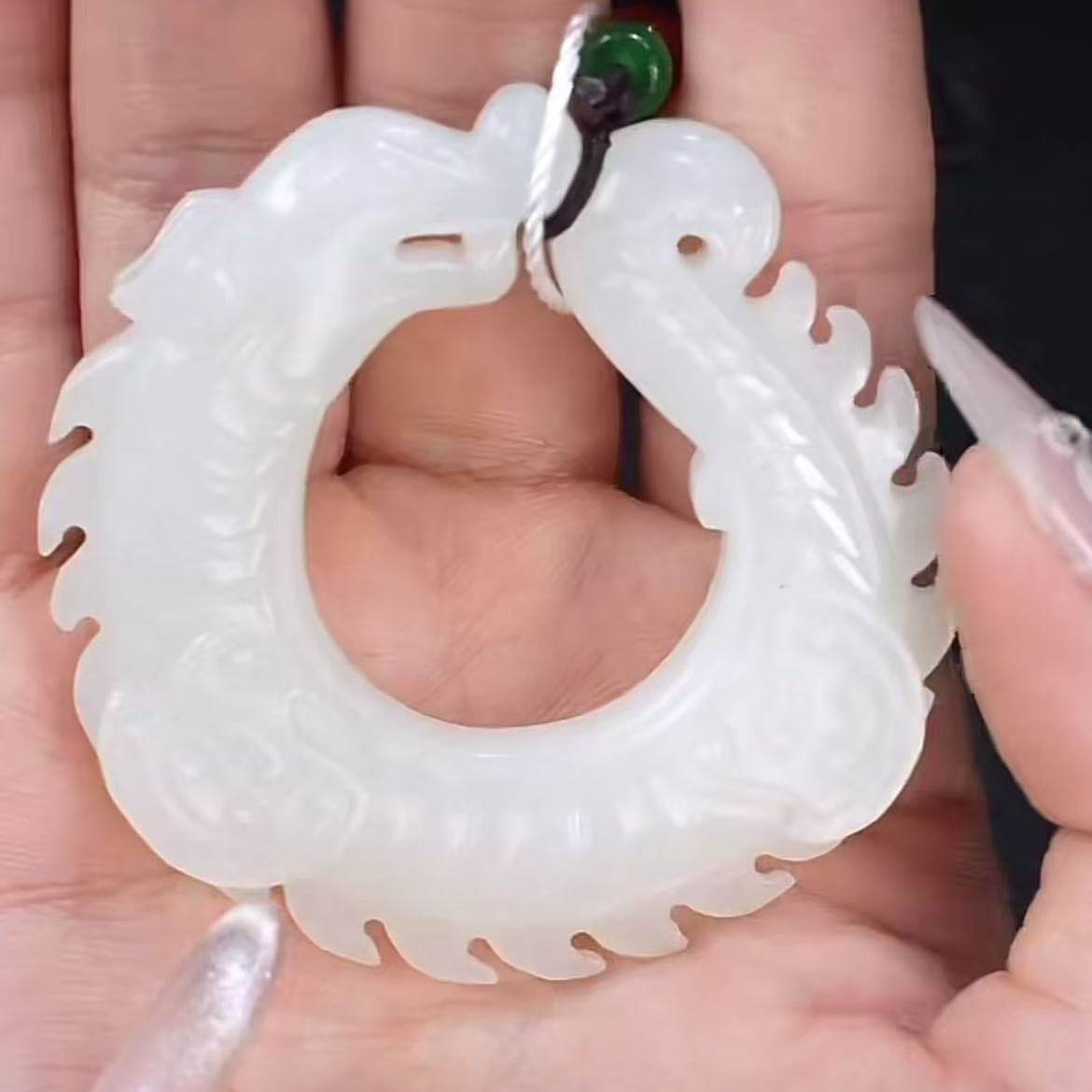 清代和田玉咬尾龙挂件