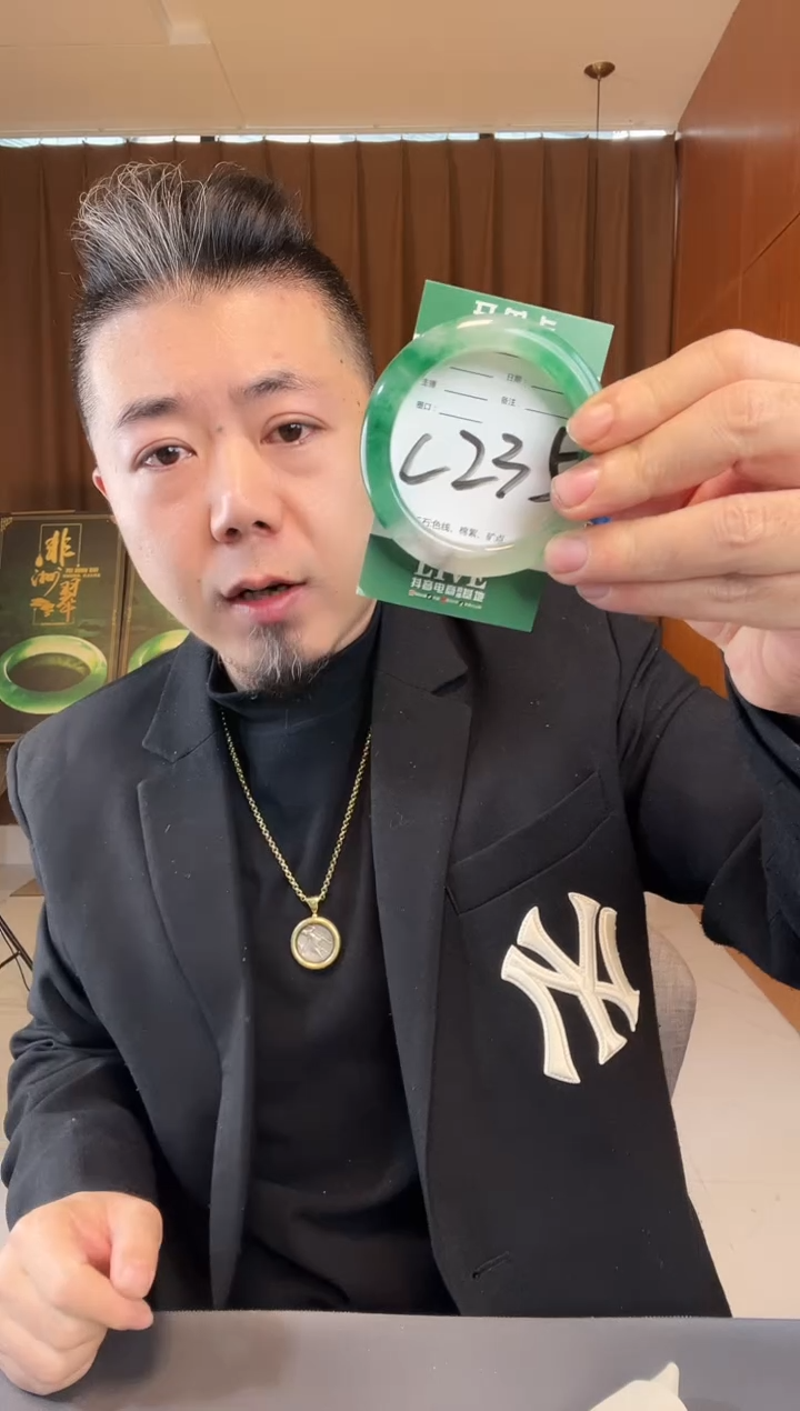 【闪购商品】石英质玉手镯未镶嵌非洲翠