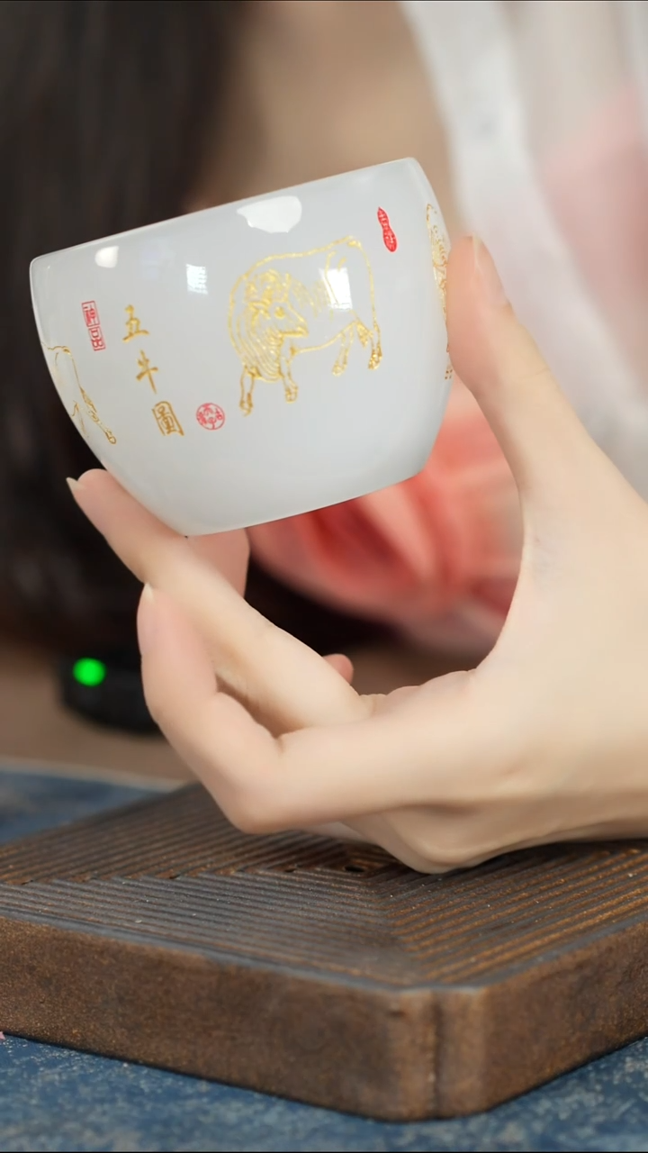 【白玉琉璃五牛茶杯】