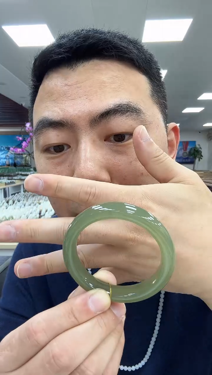 未镶嵌手镯和田玉有明显包容55-56  180