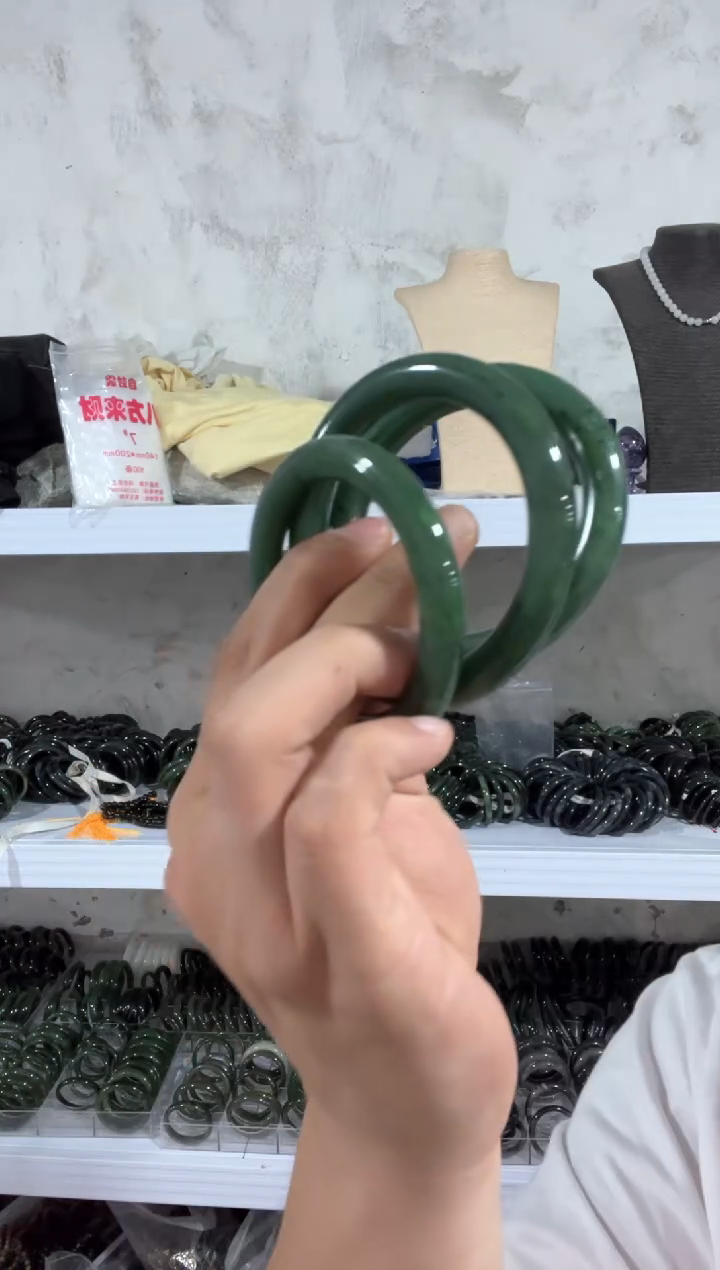 和田玉手镯未镶嵌碧玉圆条多样性拍一发一（52到62圈口）