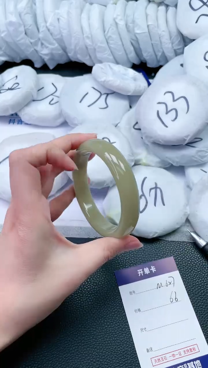 【闪购商品】石英质玉手镯未镶嵌M627