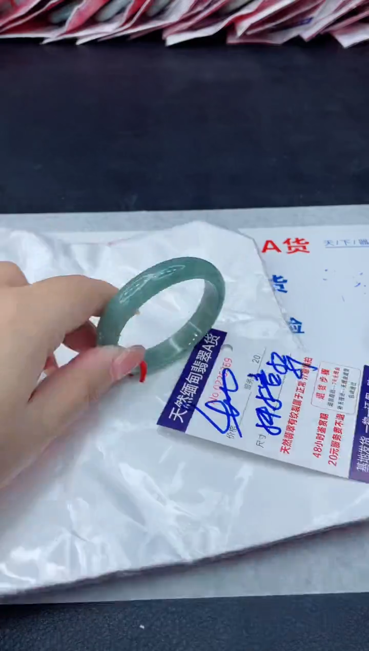 翡翠手镯未镶嵌400.000000