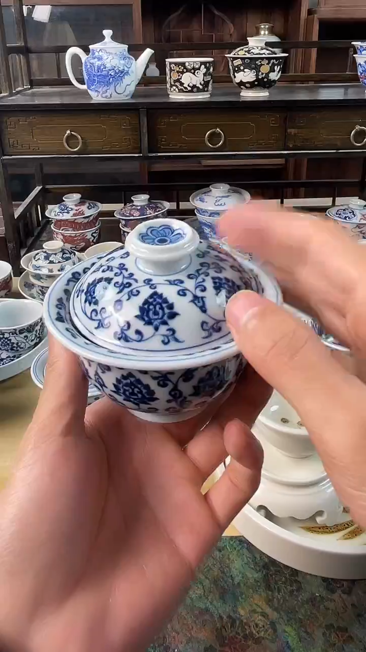 景德镇手工手绘青花金刚莲两才盖碗