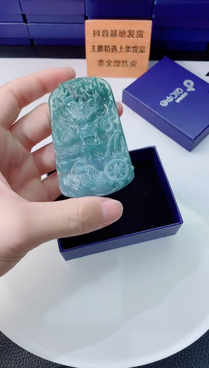 颈饰未镶嵌翡翠   `