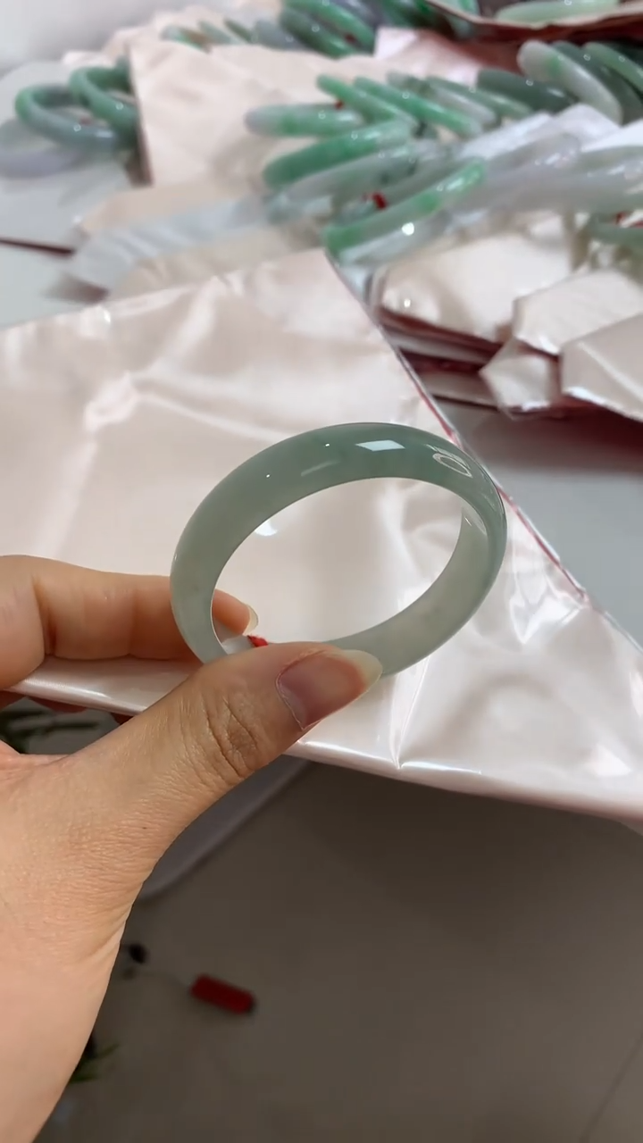 未镶嵌手镯翡翠54.6贵妃飘花