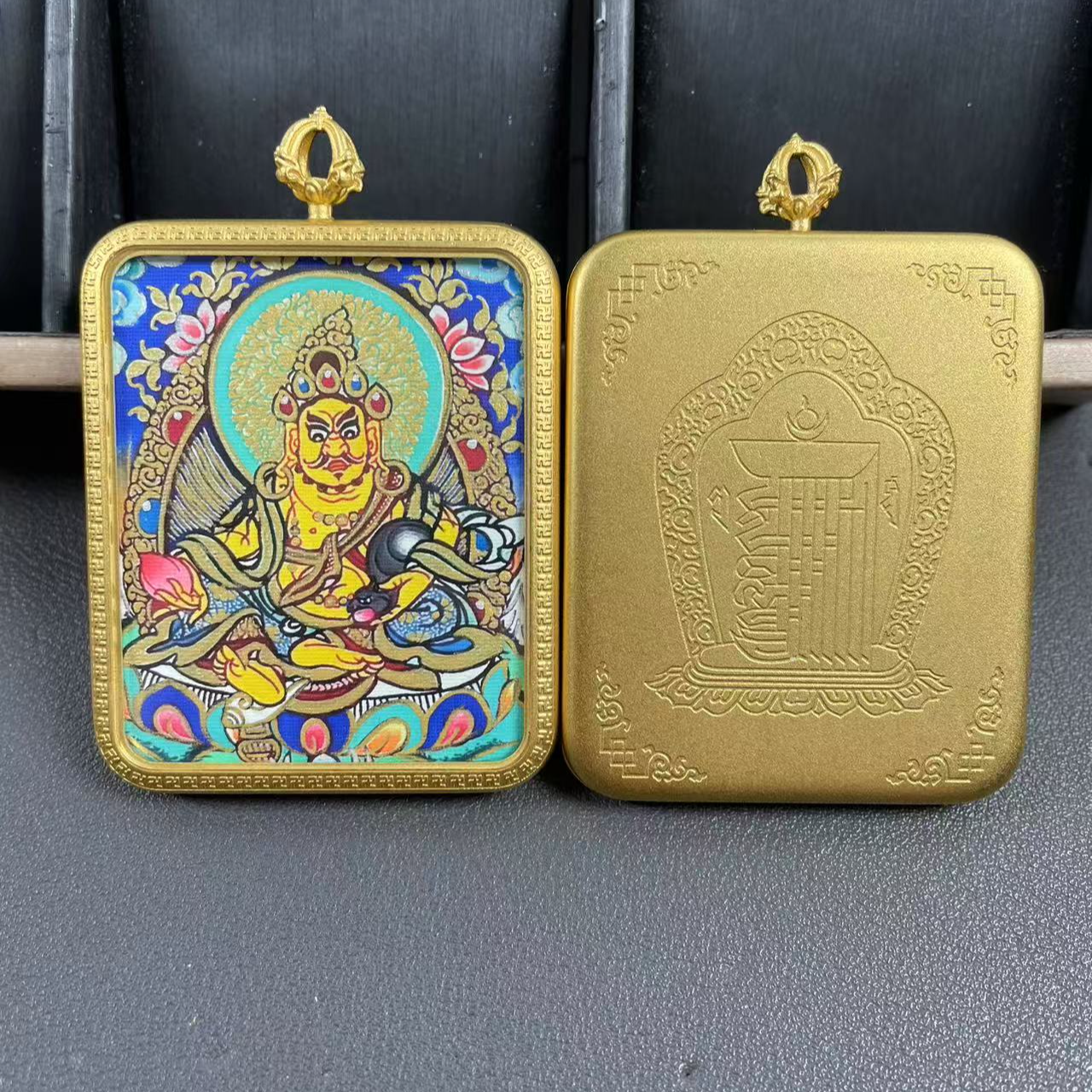 黄铜玻璃吊坠 黄财神手绘唐卡 黄铜壳