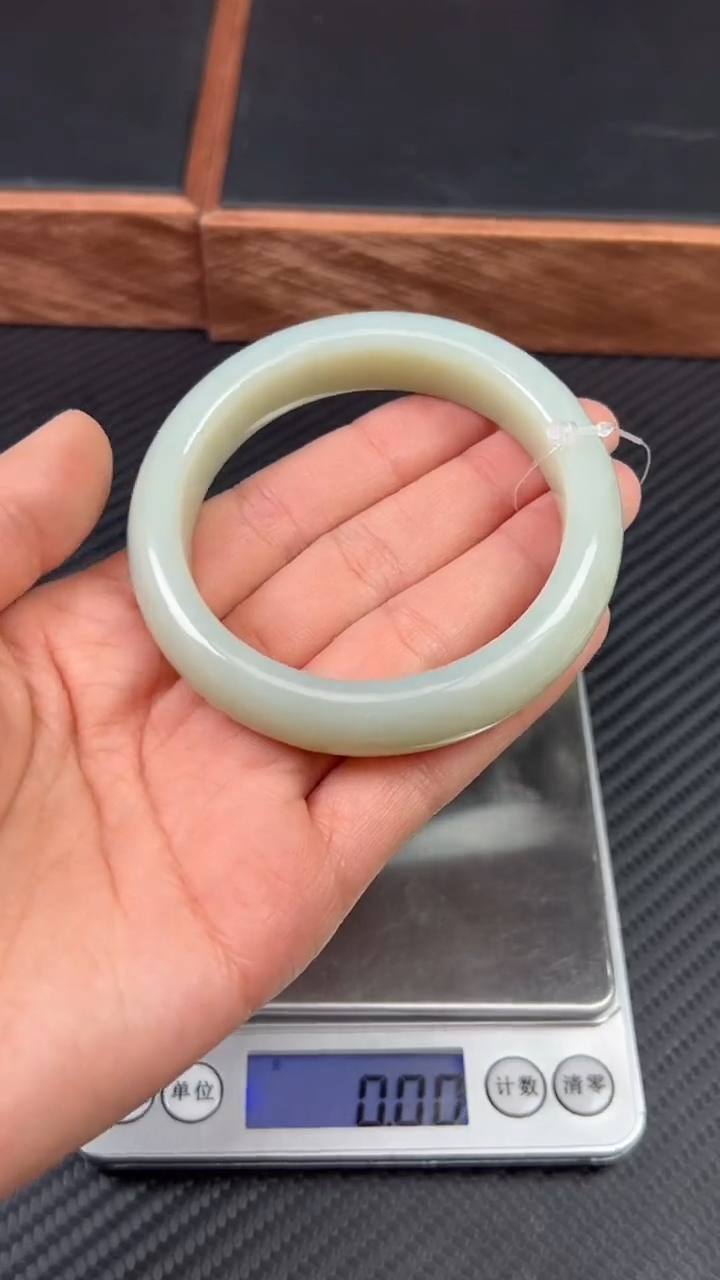 【闪购商品】和田玉手镯未镶嵌且末微色差近矿57+